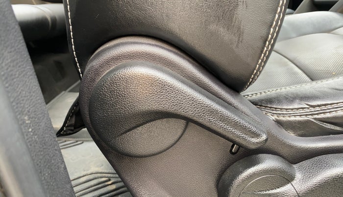 2022 Mahindra XUV700 AX 5 P MT 5 STR, Petrol, Manual, 69,318 km, Third Seat Row ( optional )