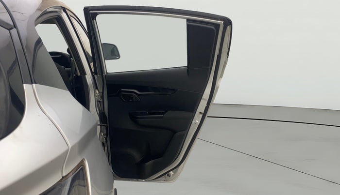 2018 Mahindra KUV 100 NXT K8 P 6 STR, Petrol, Manual, 83,476 km, RHS Rear Door