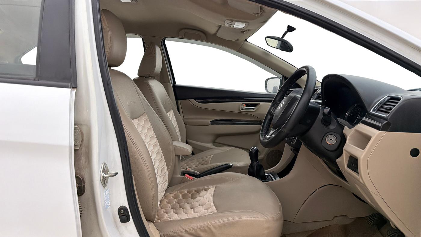 2015 Maruti Ciaz VXI+, Petrol, Manual, 63,361 km, Right Side Front Door Cabin