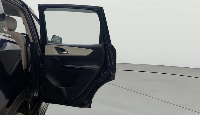 2023 Mahindra XUV700 AX 7 LUXURY D MT 7 STR, Diesel, Manual, 1,09,565 km, RHS Rear Door