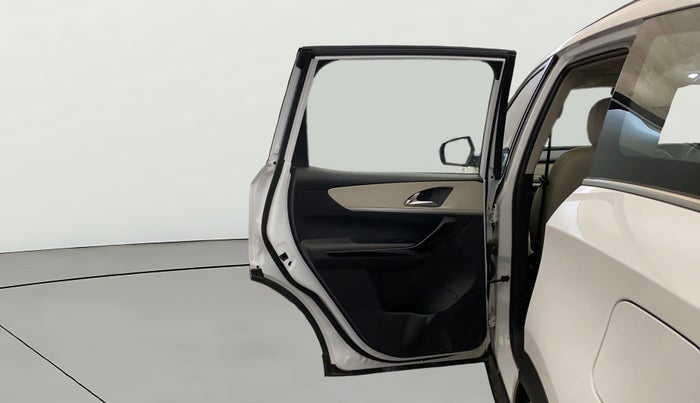 2022 Mahindra XUV700 AX 7 LUXURY P AT 7 STR, Petrol, Automatic, 13,673 km, LHS Rear Door