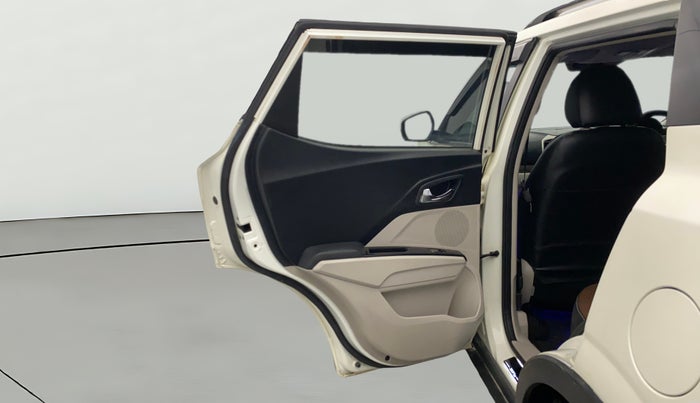 2021 Mahindra XUV300 W8 (O) 1.5 DIESEL AMT, Diesel, Automatic, 1,06,183 km, LHS Rear Door