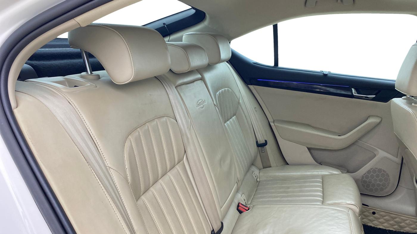 2016 Skoda Superb L&K 1.8 TSI AT, Petrol, Automatic, 50,102 km, Right Side Rear Door Cabin