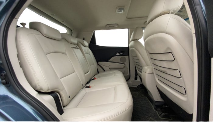 2021 Mahindra XUV300 W8 (O) 1.2 PETROL AMT, CNG, Automatic, 39,619 km, Right Side Rear Door Cabin