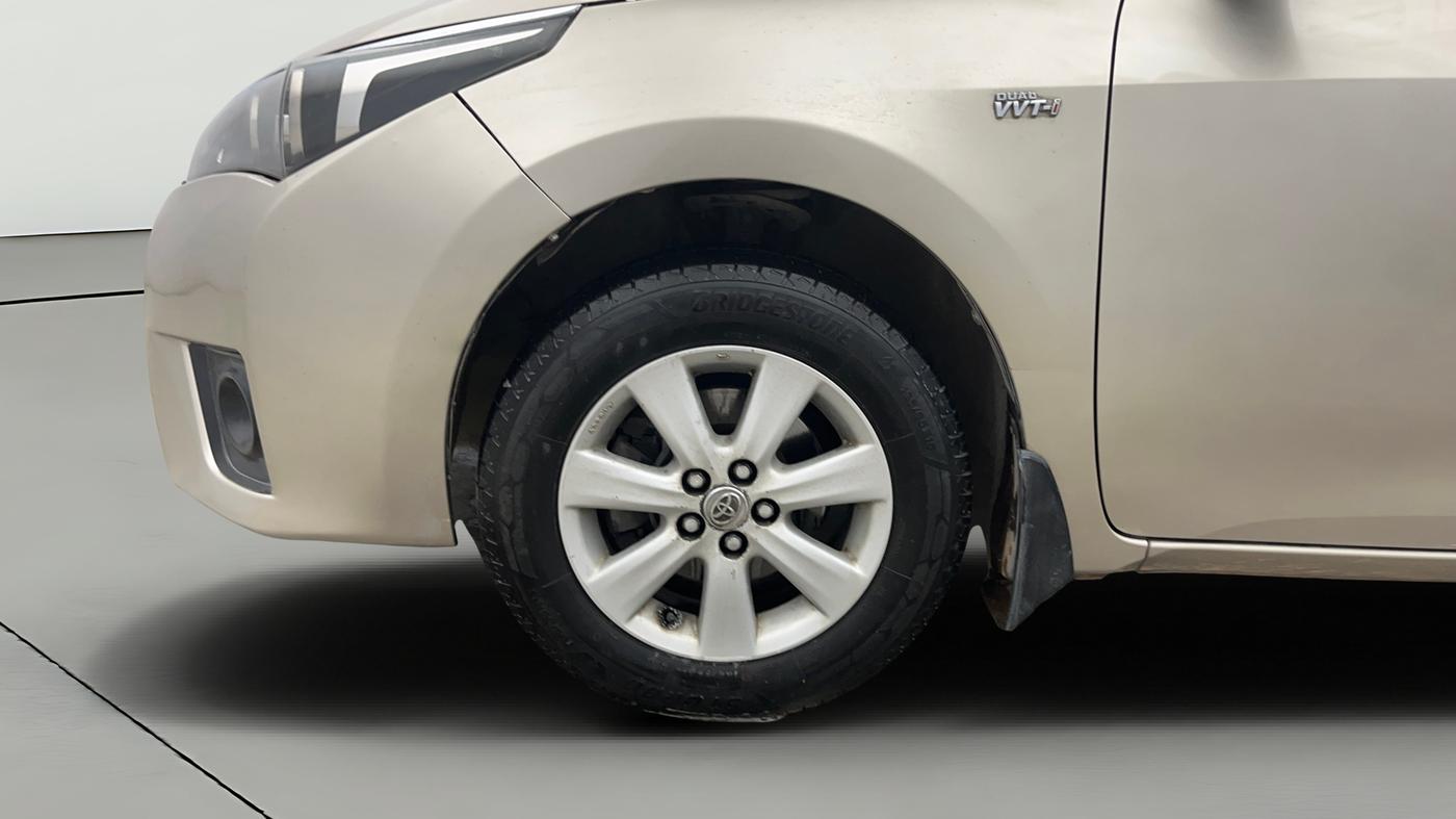 2015 Toyota Corolla Altis G PETROL, Petrol, Manual, 1,02,213 km, Left Front Wheel