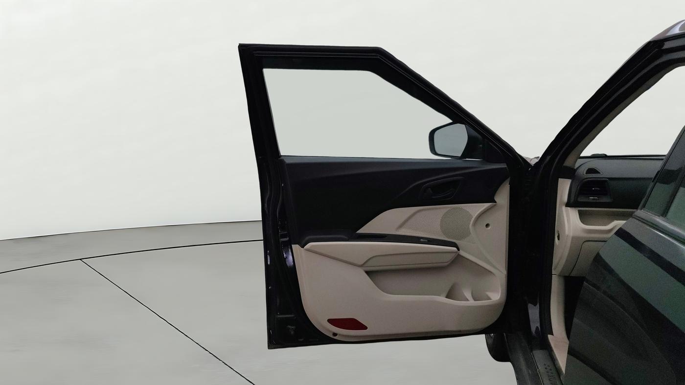2022 Mahindra XUV300 W4 1.2 PETROL, Petrol, Manual, 1,07,747 km, LHS Front Door