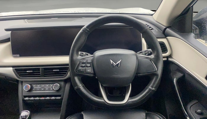 2022 Mahindra XUV700 AX 5 P MT 7 STR, Petrol, Manual, 65,429 km, Steering Wheel Close Up