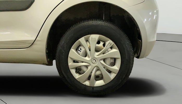 2015 Maruti Swift LXI (O), Petrol, Manual, 78,136 km, Left Rear Wheel
