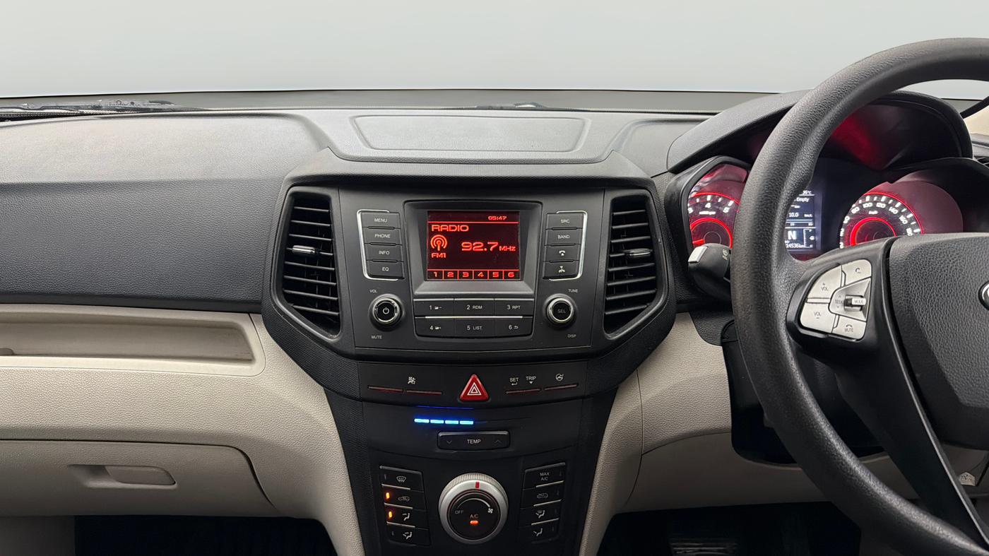 2022 Mahindra XUV300 W6 1.2 PETROL AMT, Petrol, Automatic, 1,14,527 km, Air Conditioner