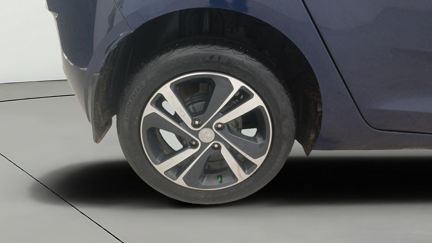 2023 Tata ALTROZ XZ PLUS O SUNROOF CNG, CNG, Manual, 17,767 km, Right Rear Wheel