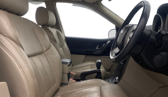 2015 Mahindra XUV500 W10 AWD, Diesel, Manual, 1,08,006 km, Right Side Front Door Cabin