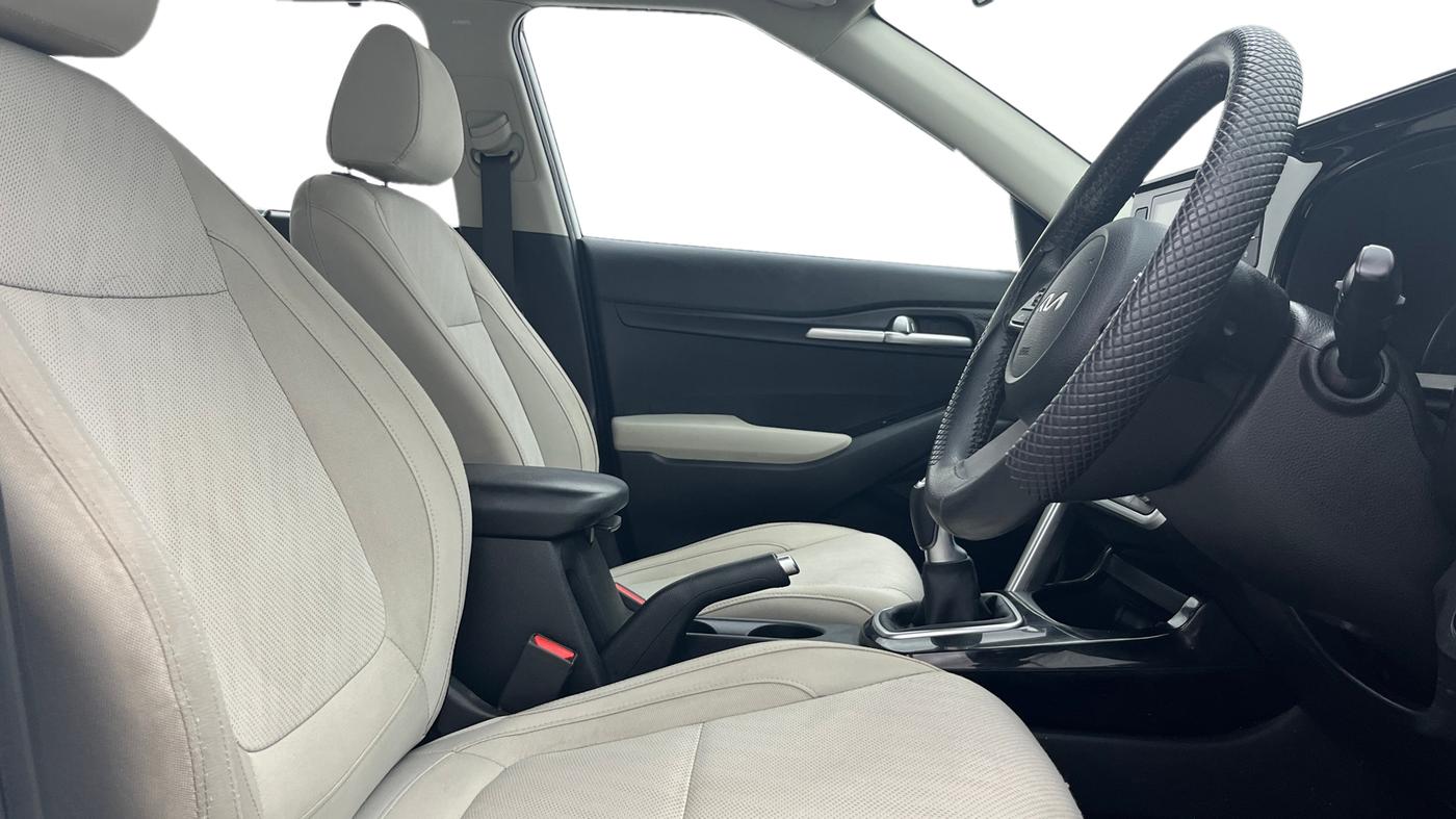 2022 KIA SELTOS HTK PLUS 1.5 IMT, Petrol, Manual, 20,558 km, Right Side Front Door Cabin