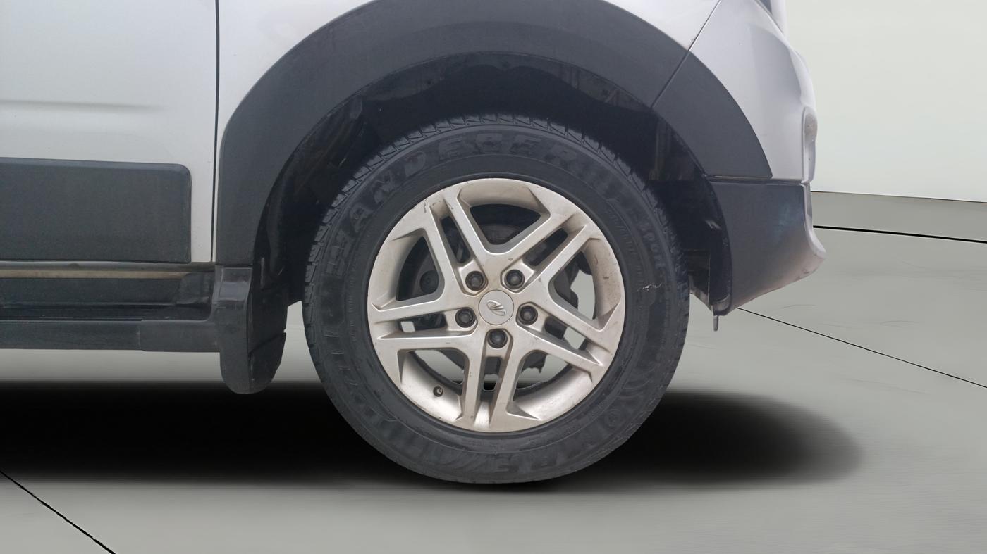 2016 Mahindra NUVOSPORT N8, Diesel, Manual, 1,00,561 km, Right Front Wheel