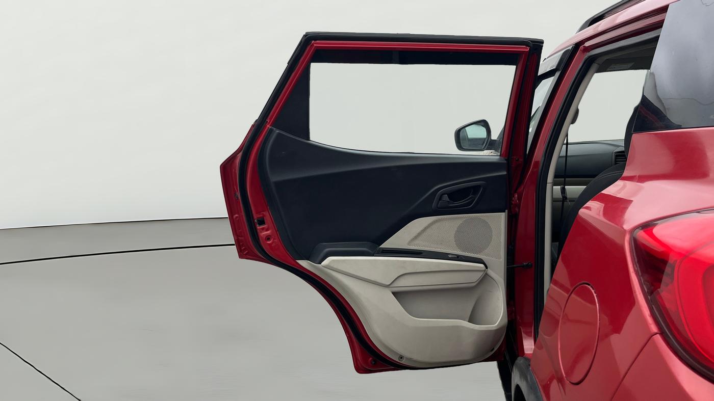 2022 Mahindra XUV300 W6 1.5 Diesel, Diesel, Manual, 72,136 km, LHS Rear Door