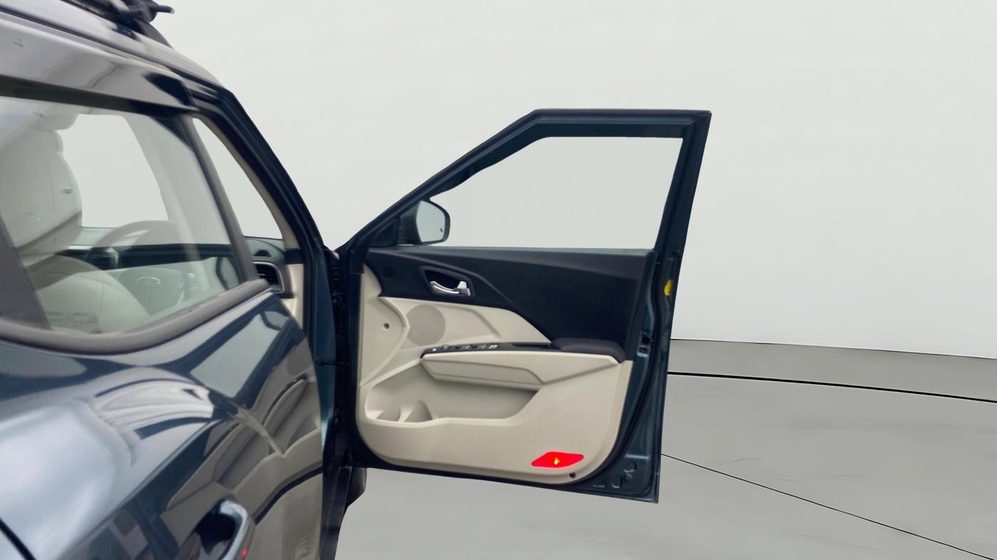 2021 Mahindra XUV300 W8 (O) 1.2 PETROL, Petrol, Manual, 37,567 km, RHS Front Door