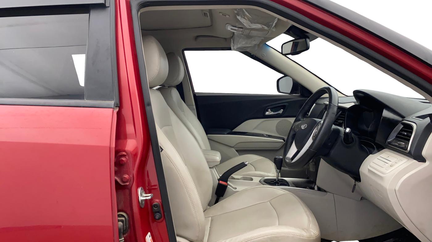 2022 Mahindra XUV300 W8 (O) 1.2 PETROL AMT DUAL TONE, Petrol, Automatic, 29,845 km, Right Side Front Door Cabin