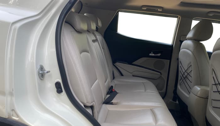 2021 Mahindra XUV300 W8 (O) 1.2 PETROL, Petrol, Manual, 1,25,922 km, Right Side Rear Door Cabin