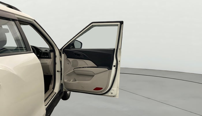 2023 Mahindra XUV300 W6 1.2 PETROL AMT, Petrol, Automatic, 33,518 km, RHS Front Door