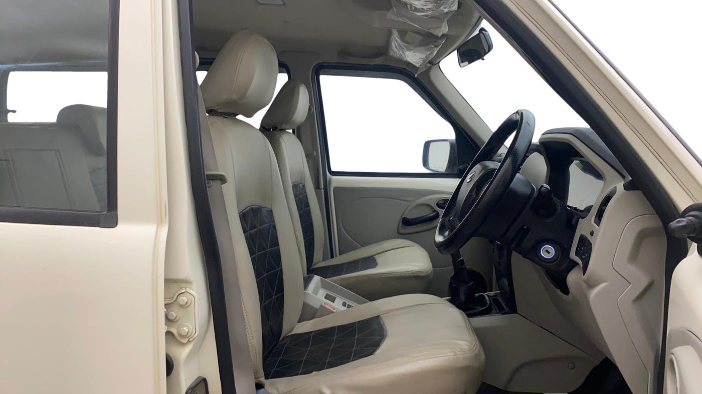 2021 Mahindra Scorpio S3 PLUS, Diesel, Manual, 1,47,126 km, Right Side Front Door Cabin