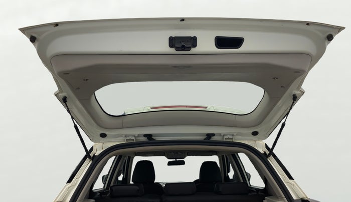 2020 Mahindra XUV300 W8 1.2 PETROL, Petrol, Manual, 31,768 km, Boot Door Open