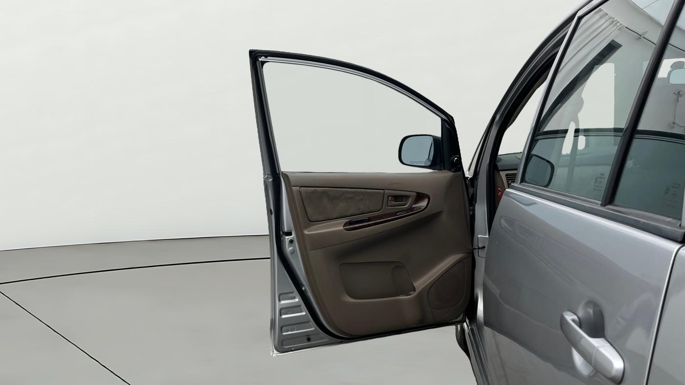 2015 Toyota Innova 2.5 GX 7 STR, Diesel, Manual, 1,10,102 km, LHS Front Door
