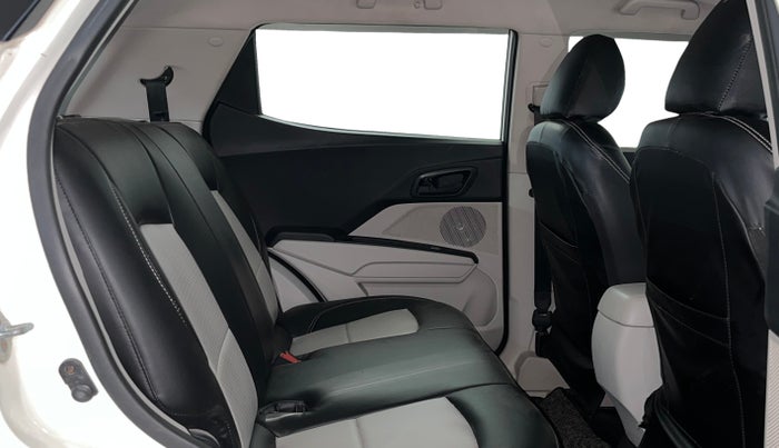 2020 Mahindra XUV300 W4 1.2 PETROL, Petrol, Manual, 76,769 km, Right Side Rear Door Cabin
