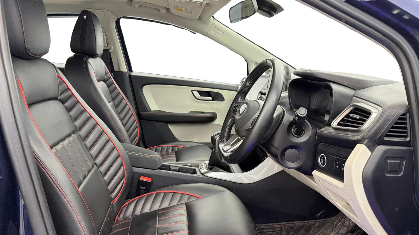 2024 Tata ALTROZ XZ + SUNROOF, Petrol, Manual, 21,970 km, Right Side Front Door Cabin