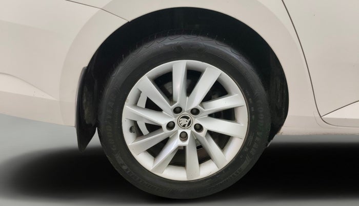 2016 Skoda Superb L&K 1.8 TSI AT, Petrol, Automatic, 44,516 km, Right Rear Wheel