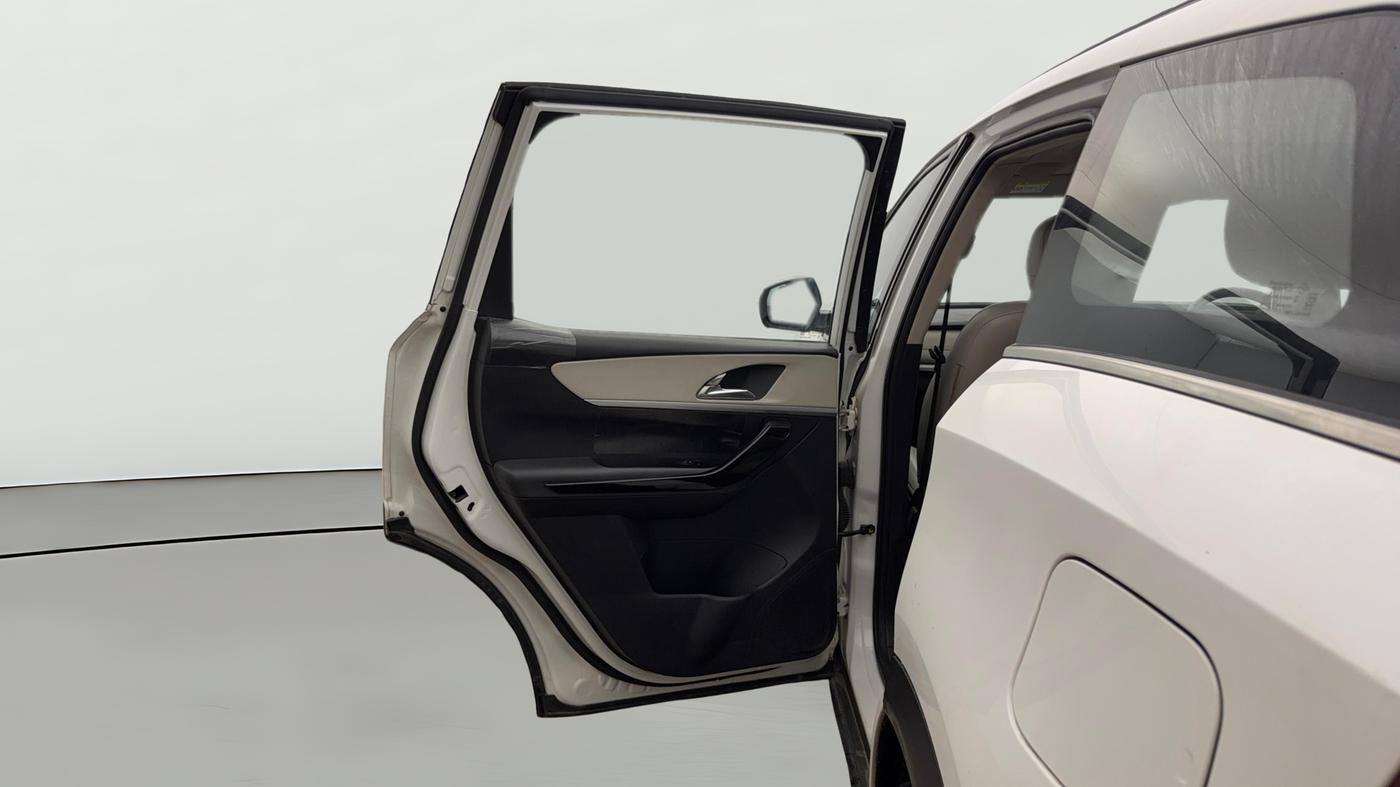 2021 Mahindra XUV700 AX 7 LUXURY P AT 7 STR, Petrol, Automatic, 38,127 km, LHS Rear Door