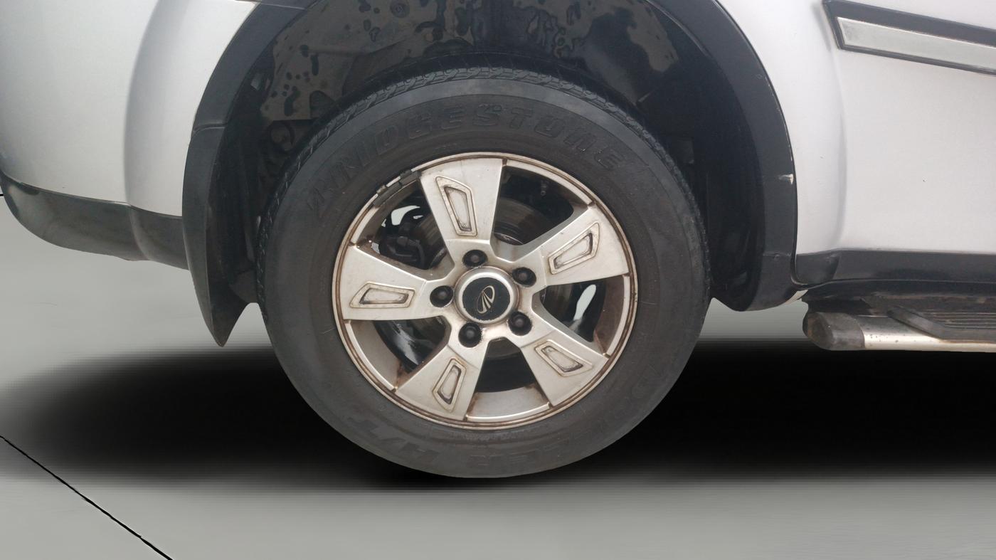 2013 Mahindra XUV500 W8, Diesel, Manual, 1,40,932 km, Right Rear Wheel