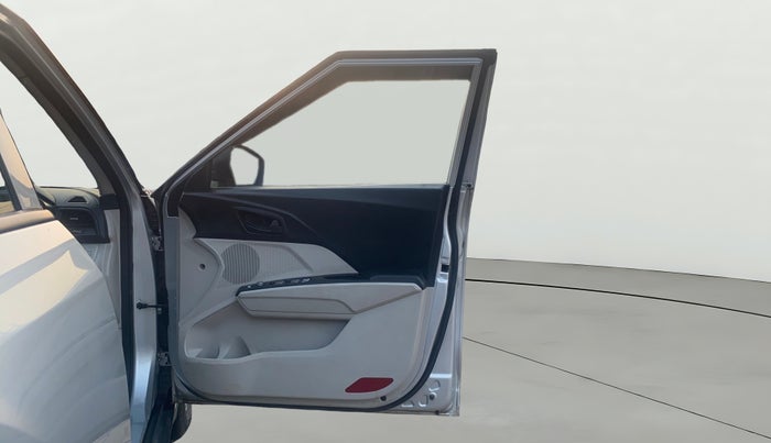 2022 Mahindra XUV300 W4 1.2 PETROL, Petrol, Manual, 23,259 km, RHS Front Door