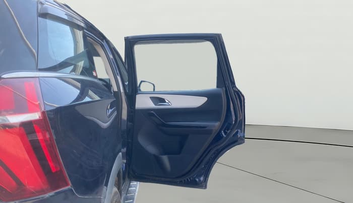 2021 Mahindra XUV700 AX 7 P AT 7 STR, Petrol, Automatic, 21,291 km, RHS Rear Door