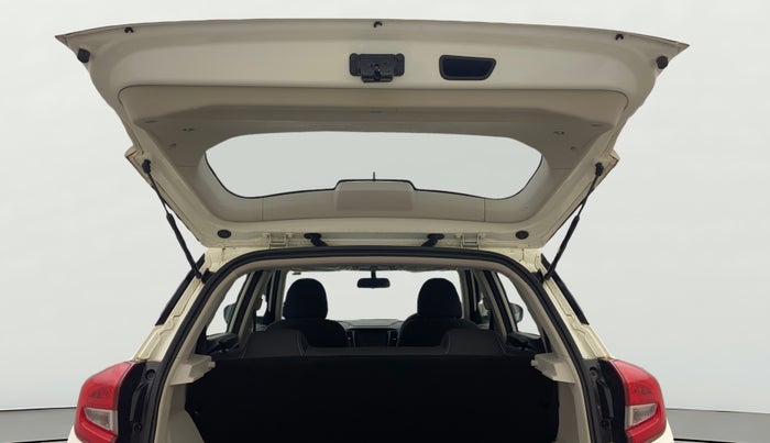 2023 Mahindra XUV300 W6 1.2 PETROL AMT, Petrol, Automatic, 15,464 km, Boot Door Open