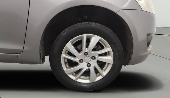 2013 Maruti Swift ZXI, Petrol, Manual, 60,904 km, Right Front Wheel