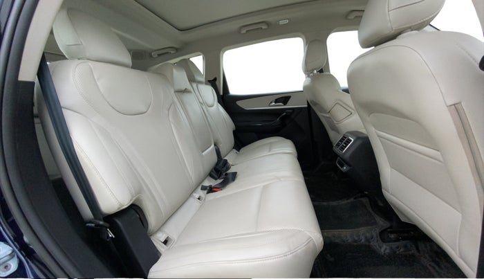 2025 Mahindra XUV700 AX 7 LUXURY D AT 7 STR, Diesel, Automatic, 15,433 km, Right Side Rear Door Cabin