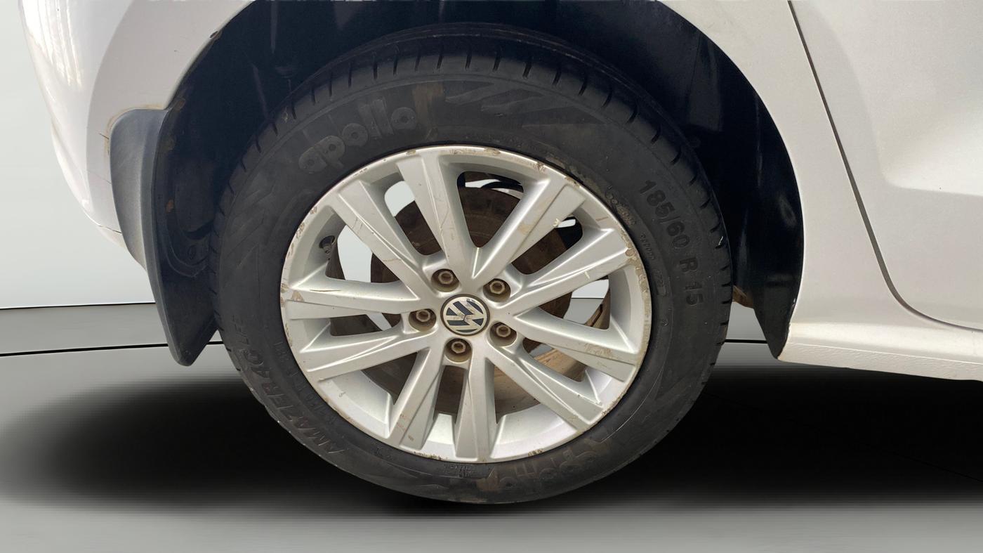 2013 Volkswagen Polo HIGHLINE1.2L, Petrol, Manual, 1,08,550 km, Right Rear Wheel
