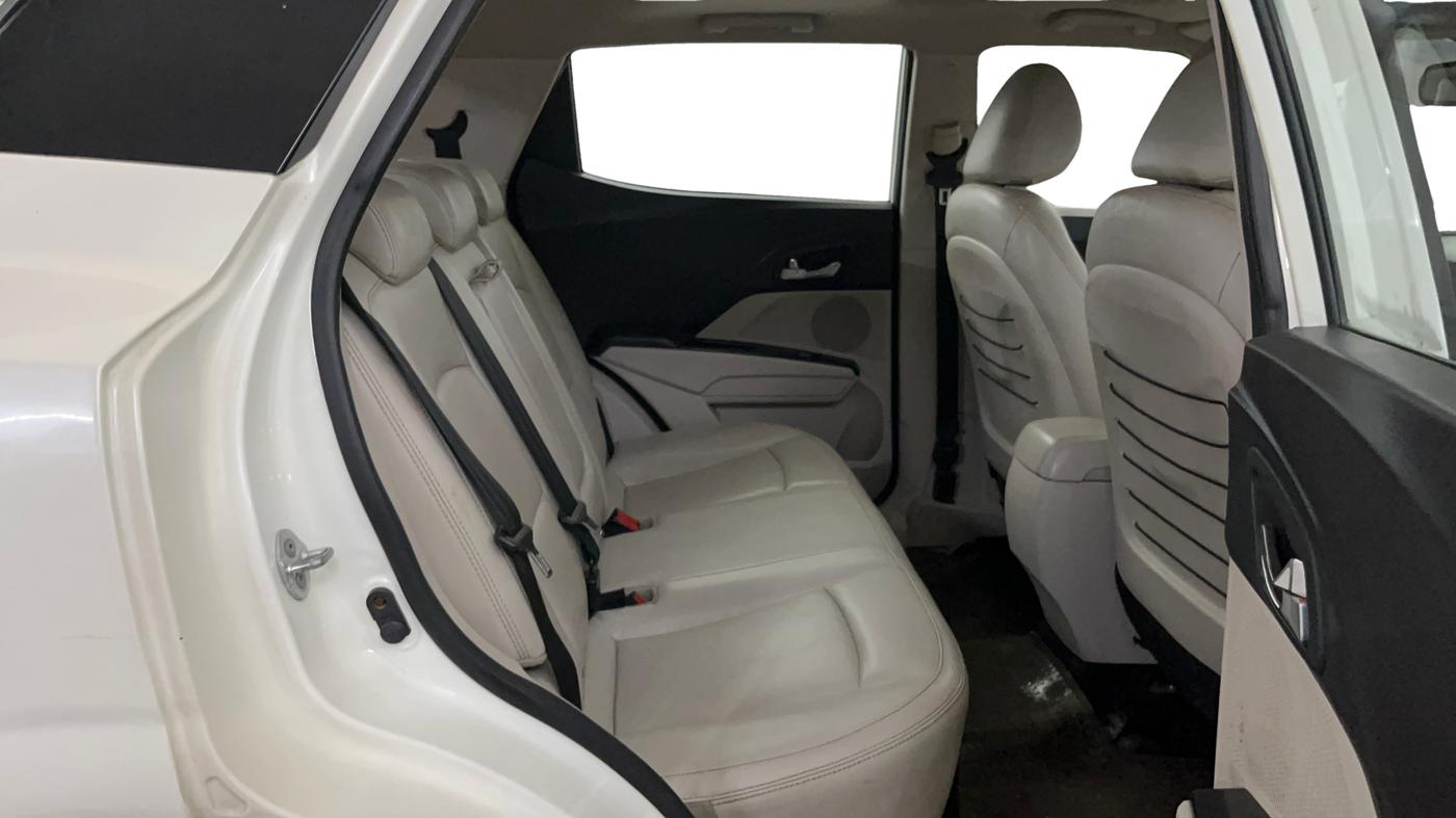 2019 Mahindra XUV300 W8 (O) 1.2 PETROL, Petrol, Manual, 75,026 km, Right Side Rear Door Cabin
