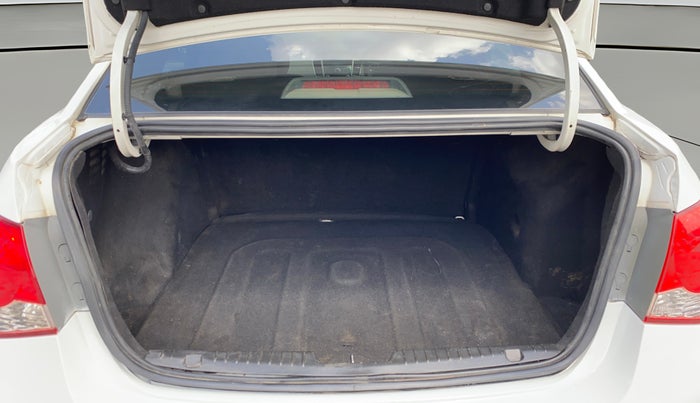 2017 Chevrolet Cruze LTZ, Diesel, Manual, 86,041 km, Boot Open Zoomed View