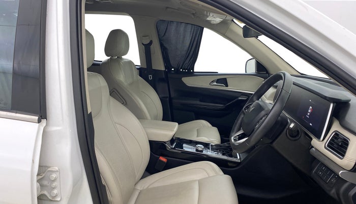 2022 Mahindra XUV700 AX 7 LUXURY D AT 7 STR, Diesel, Automatic, 93,680 km, Right Side Front Door Cabin
