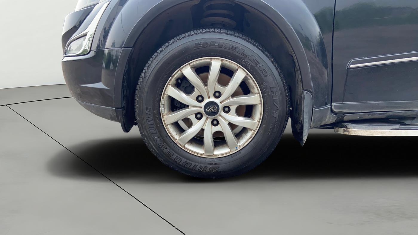 2018 Mahindra XUV500 W10, Diesel, Manual, 77,573 km, Left Front Wheel