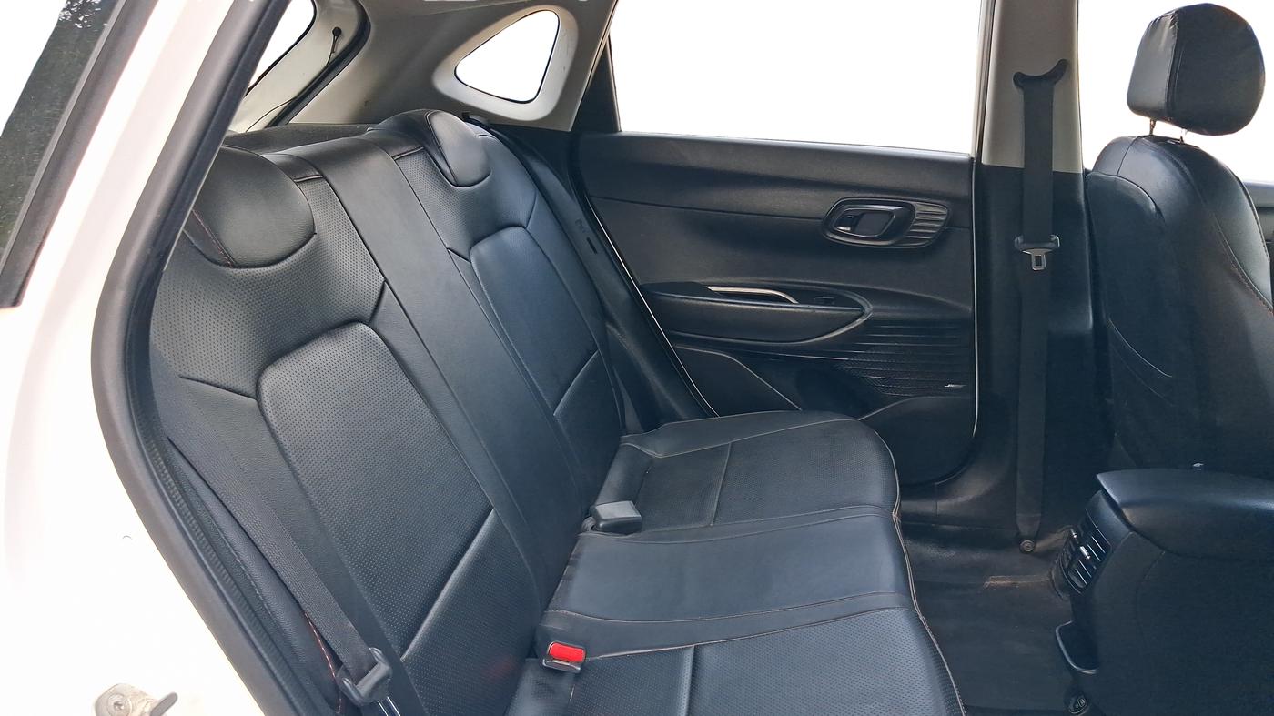 2021 Hyundai NEW I20 ASTA 1.2 MT, Petrol, Manual, 1,05,761 km, Right Side Rear Door Cabin