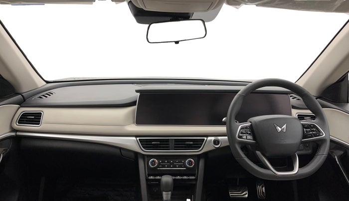 2023 Mahindra XUV700 AX 7 P AT 7 STR, Petrol, Automatic, 11,821 km, Dashboard