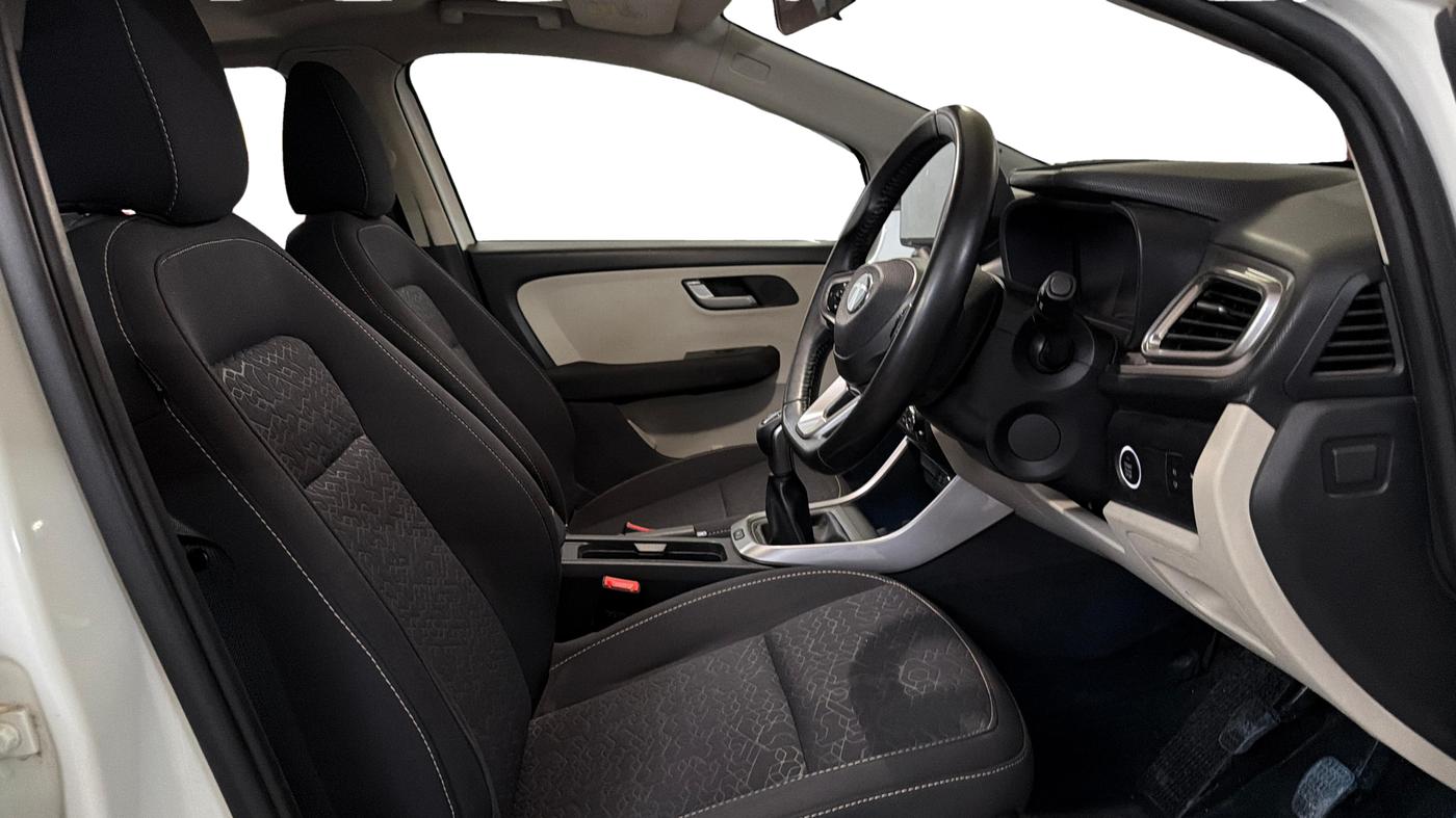 2024 Tata ALTROZ XZ Plus (S) LUX Diese, Diesel, Manual, 59,295 km, Right Side Front Door Cabin