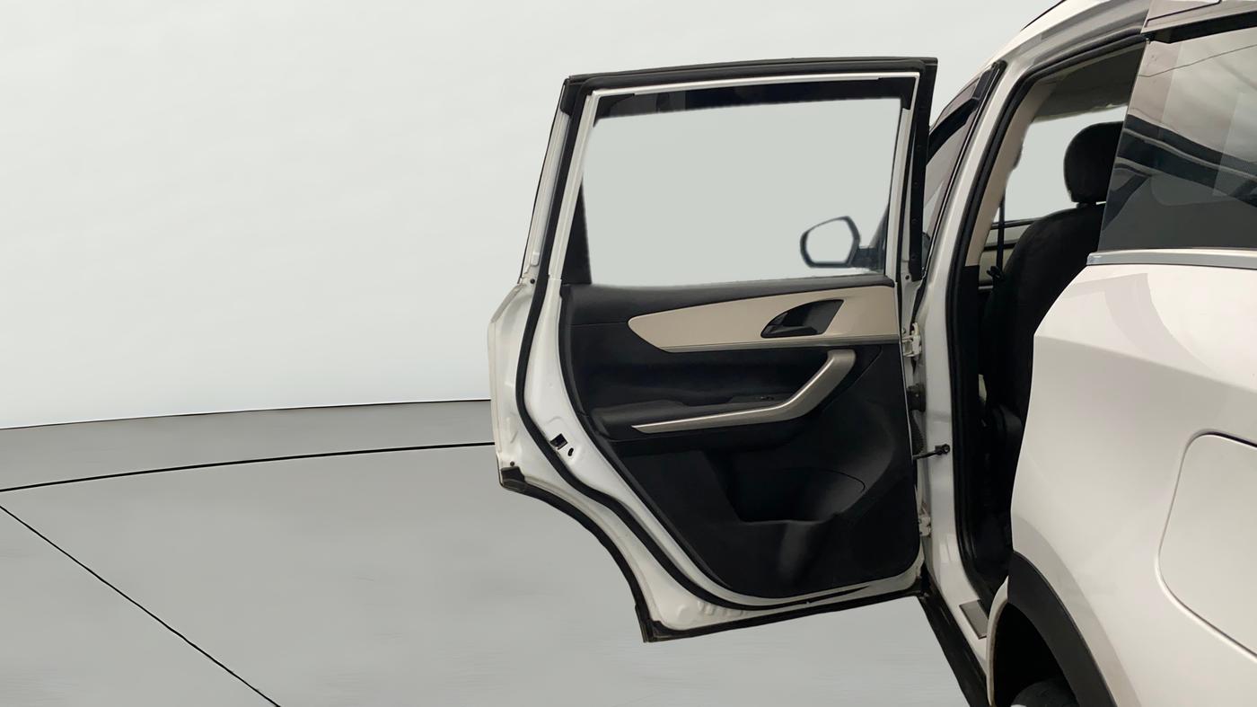2022 Mahindra XUV700 MX D MT 5 STR, Diesel, Manual, 65,165 km, LHS Rear Door