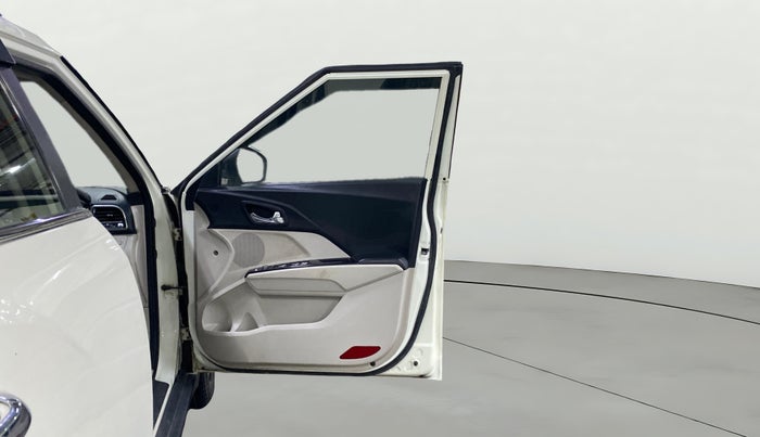 2022 Mahindra XUV300 W8 (O) 1.2 PETROL, Petrol, Manual, 73,373 km, RHS Front Door