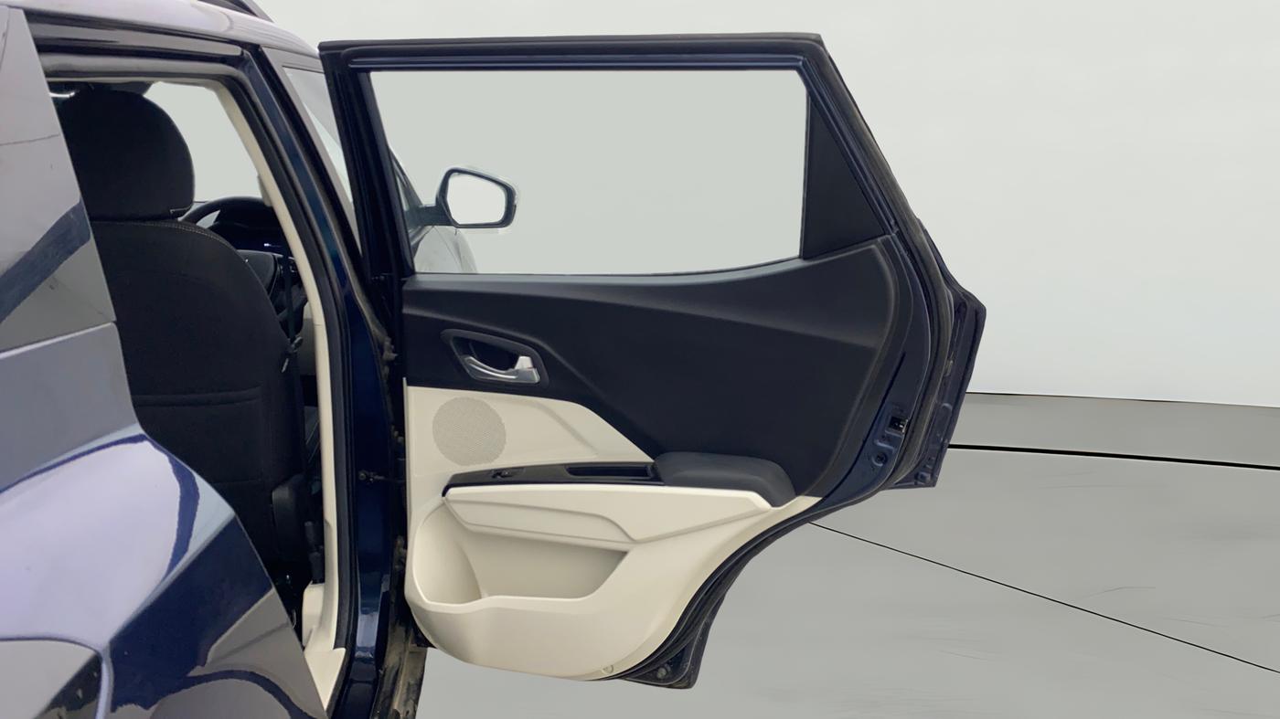 2024 Mahindra XUV 3XO AX5 1.2 L TCMPFI AT, Petrol, Automatic, 5,670 km, RHS Rear Door