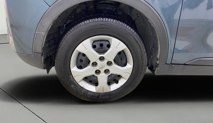 2019 Mahindra XUV300 W6 1.2 PETROL, Petrol, Manual, 1,37,766 km, Left Front Wheel