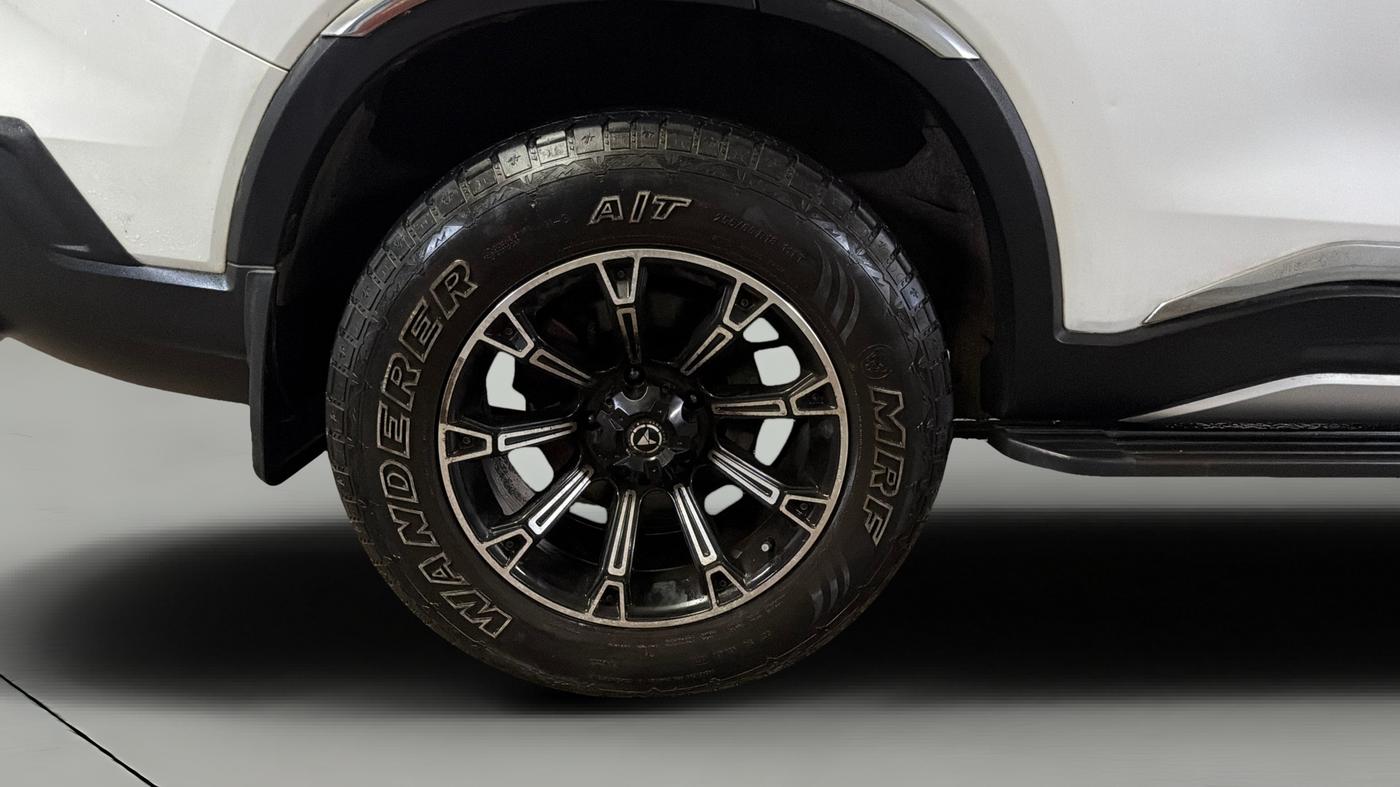 2023 Mahindra SCORPIO-N Z8 PETROL AT 7 STR, Petrol, Automatic, 21,523 km, Right Rear Wheel