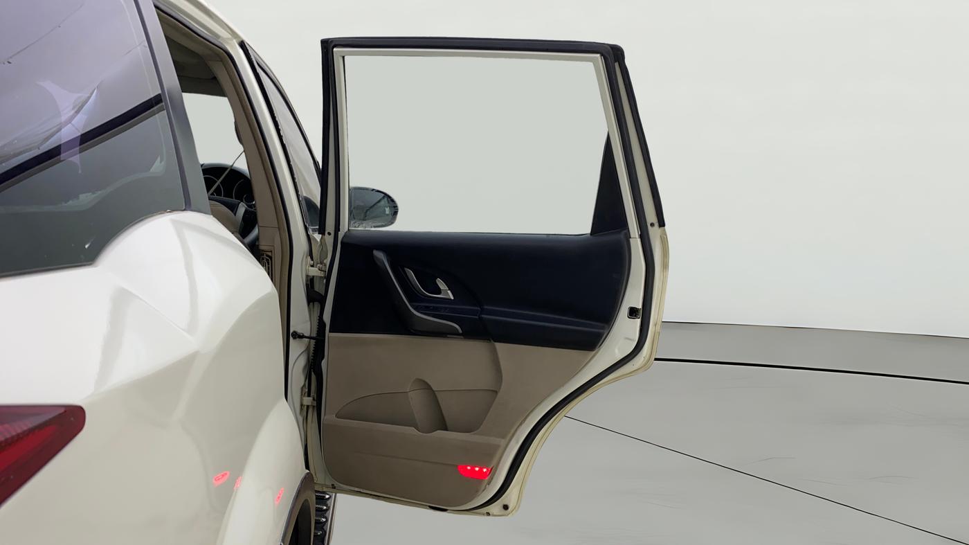 2016 Mahindra XUV500 W10 AT, Diesel, Automatic, 1,22,669 km, RHS Rear Door