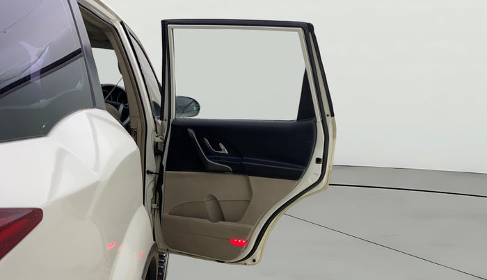 2016 Mahindra XUV500 W10 AT, Diesel, Automatic, 1,22,657 km, RHS Rear Door